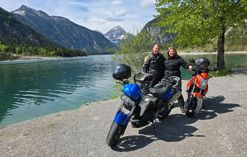 Foto von unseren beiden Zahnärzte mit Ihren Motorrädern. Motorräder im Vordergrund. 