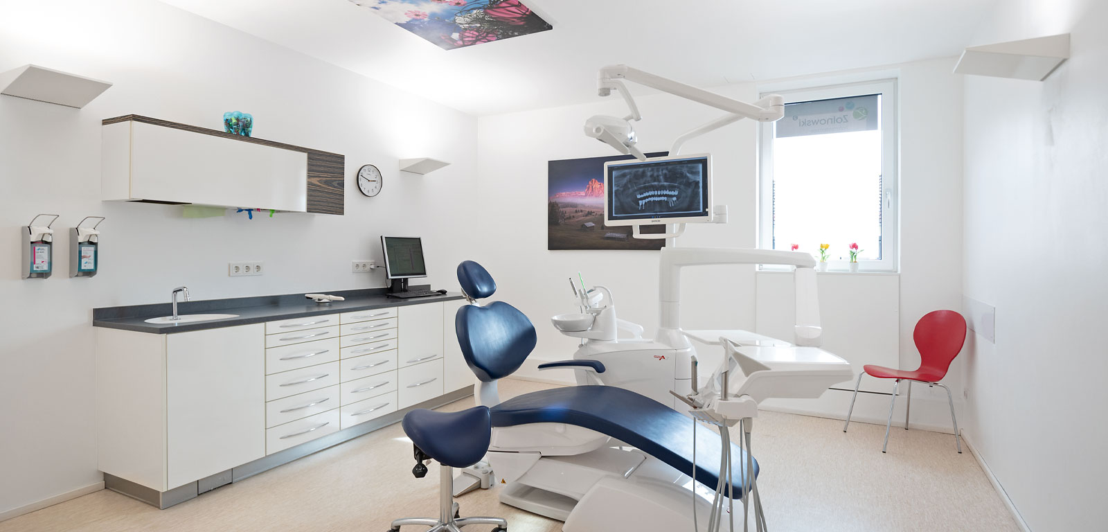 Unser Behandlungszimmer mit Behandlungsstuhl. Keine Personen im Bild.